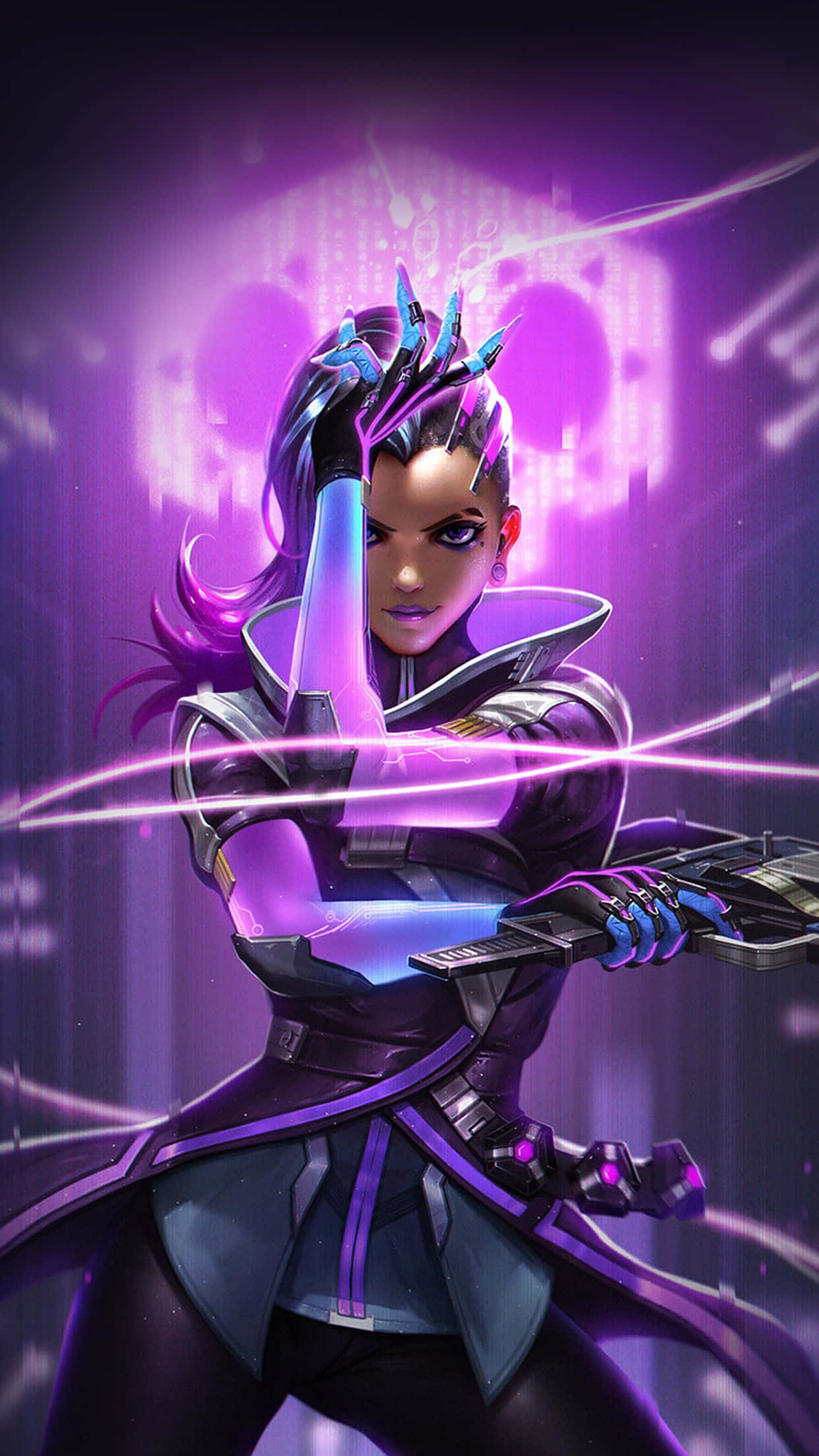 Overwatch Sombra 桌布 壁紙 — 一位擁有發光紫色頭髮和未來主義盔甲的賽博龐克戰士，在霓虹燈閃爍的數位城市景觀中引導能量。