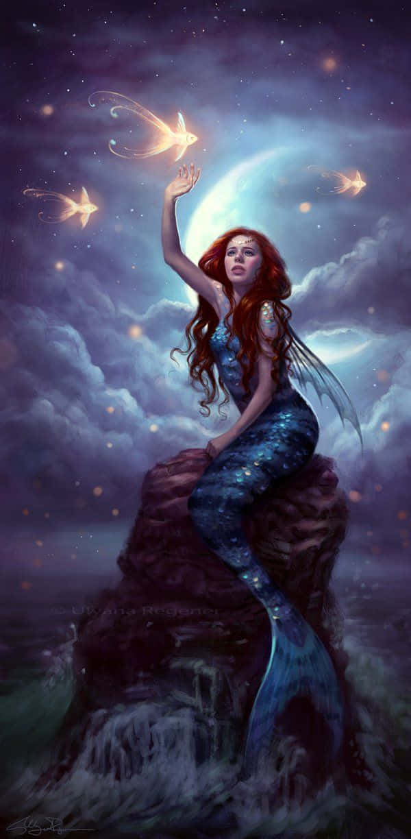 Mermaids 桌布 壁紙 — 一位擁有發光翅膀和火焰般頭髮的美人魚坐在暴風雨的懸崖上，在月光照耀的天空下伸手觸摸發光的海星。