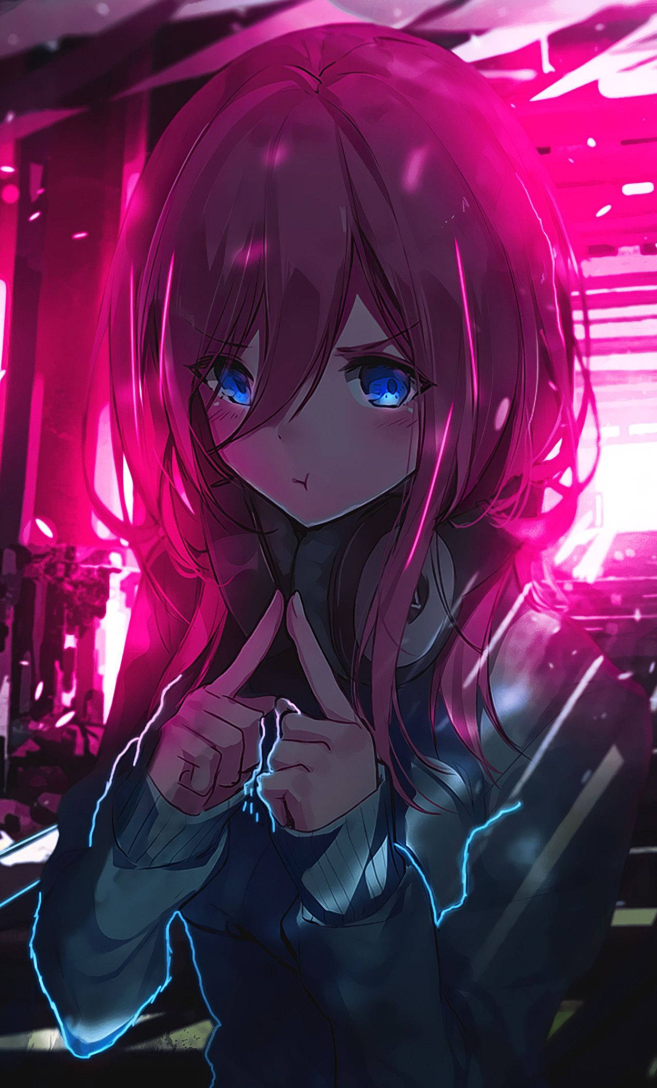 miku 桌布 壁紙 — 一位擁有發光藍眼睛和粉紅色頭髮的賽博龐克動漫女孩站在霓虹燈小巷中，手指噼啪作響，充滿電能。