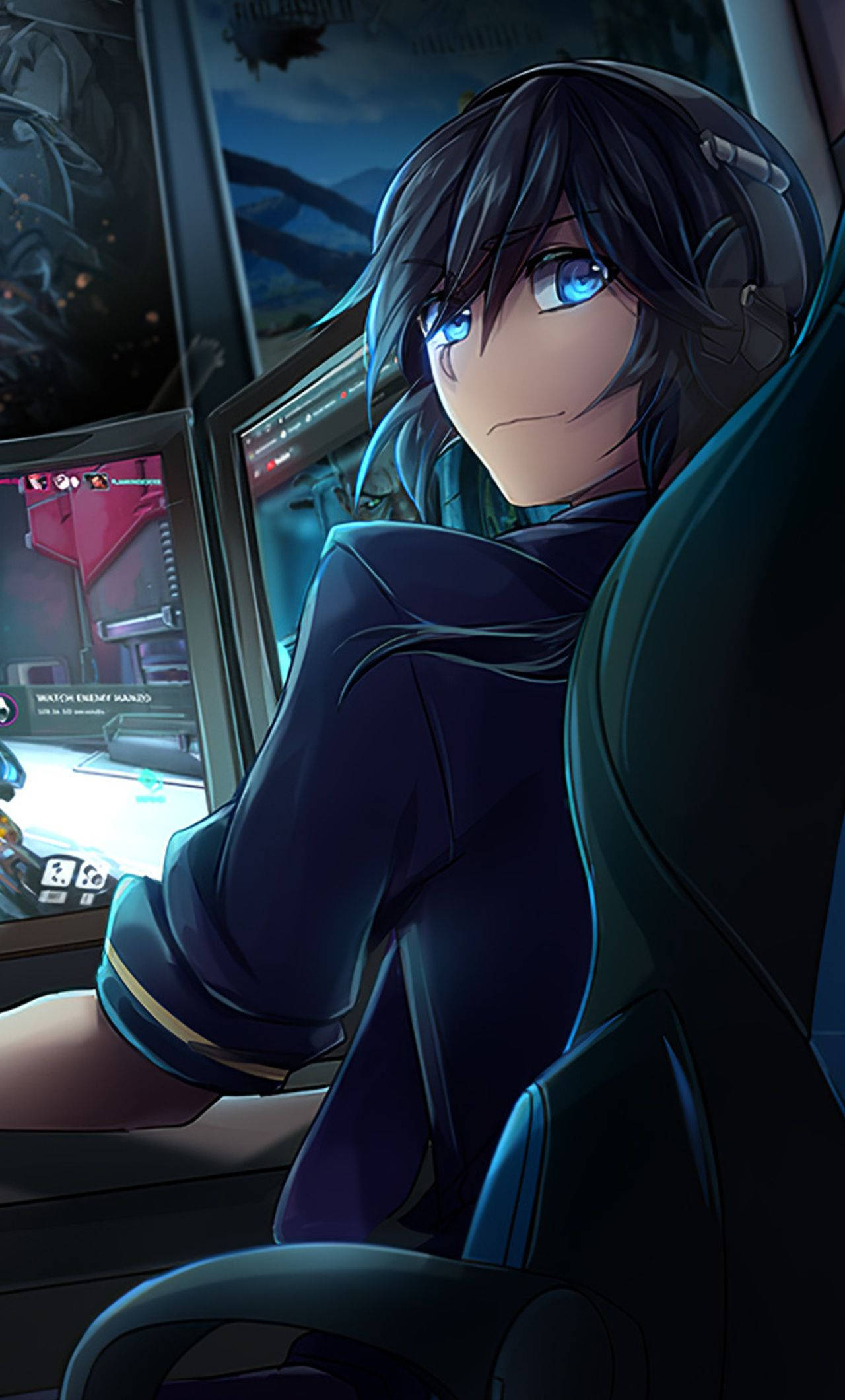 動漫男孩 桌布 壁紙 — 一位擁有發光藍眼睛的動漫女孩坐在電競椅上，專注於顯示戰鬥場景的螢幕。