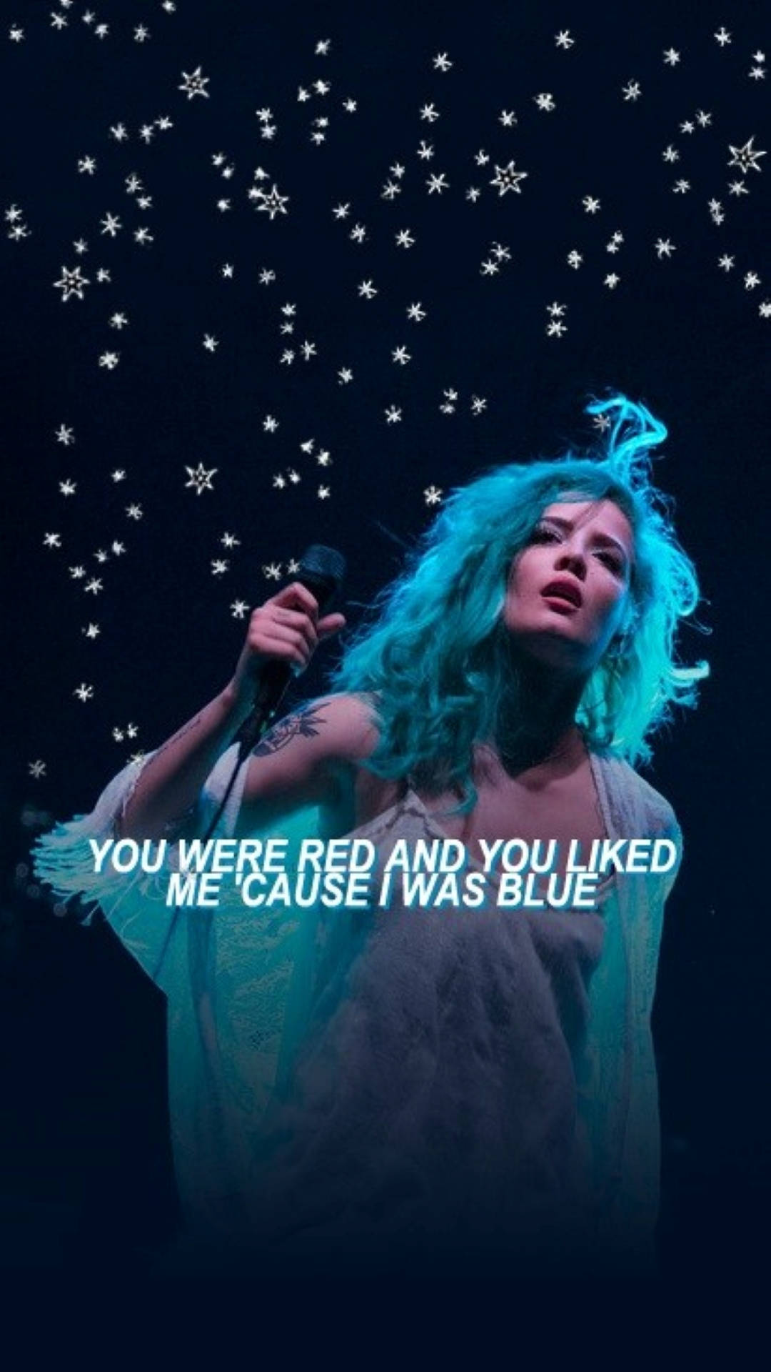 Halsey 桌布 壁紙 — 一位擁有發光藍色頭髮的歌手在星空下表演，手持麥克風並帶有文字疊加。