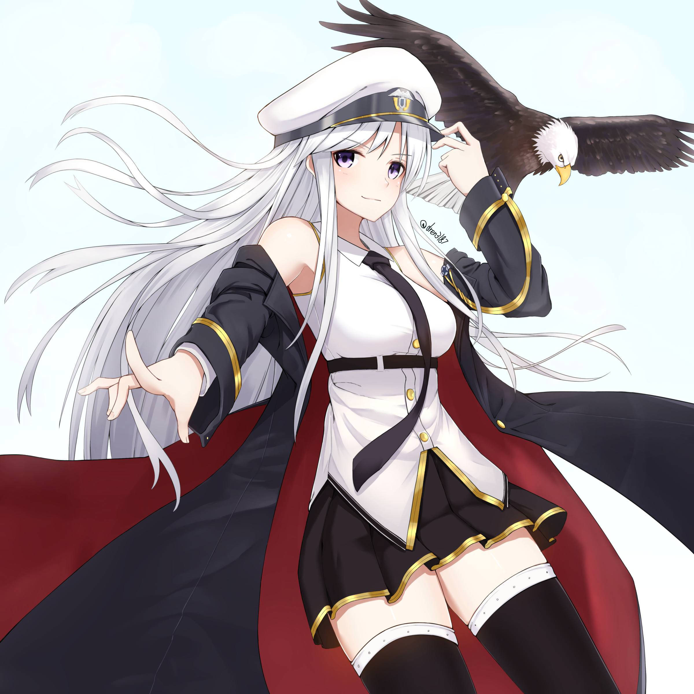 Lane 桌布 壁紙 — 一位擁有白色長髮的動漫女孩穿著海軍制服，自信地站著，一隻白頭鷹棲息在她的肩膀上，背景是蒼白的天空。
