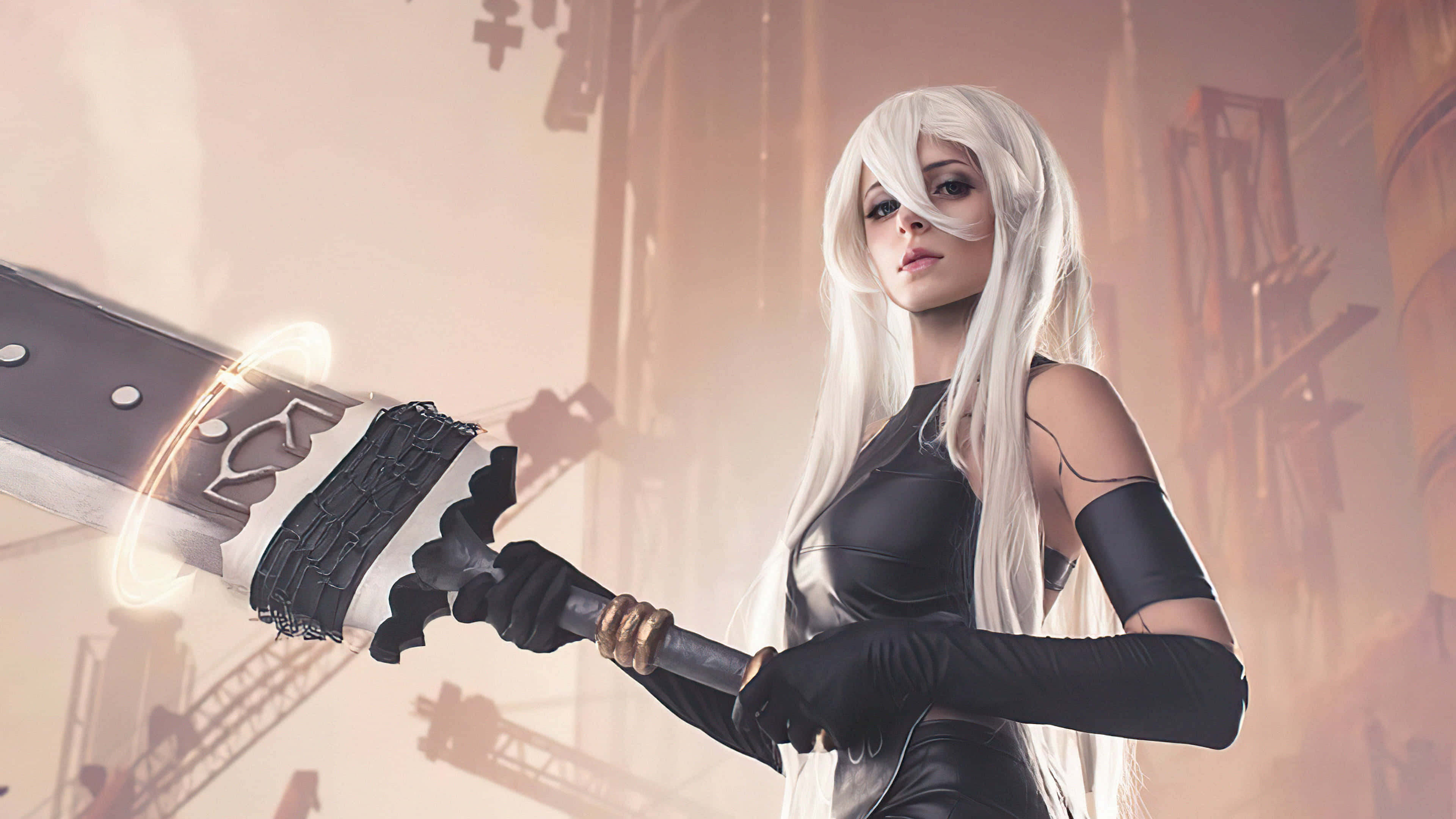 Gaming Cosplay 桌布 壁紙 — 一位擁有白色長髮的角色扮演者在朦朧的未來城市景觀中揮舞著發光的劍。