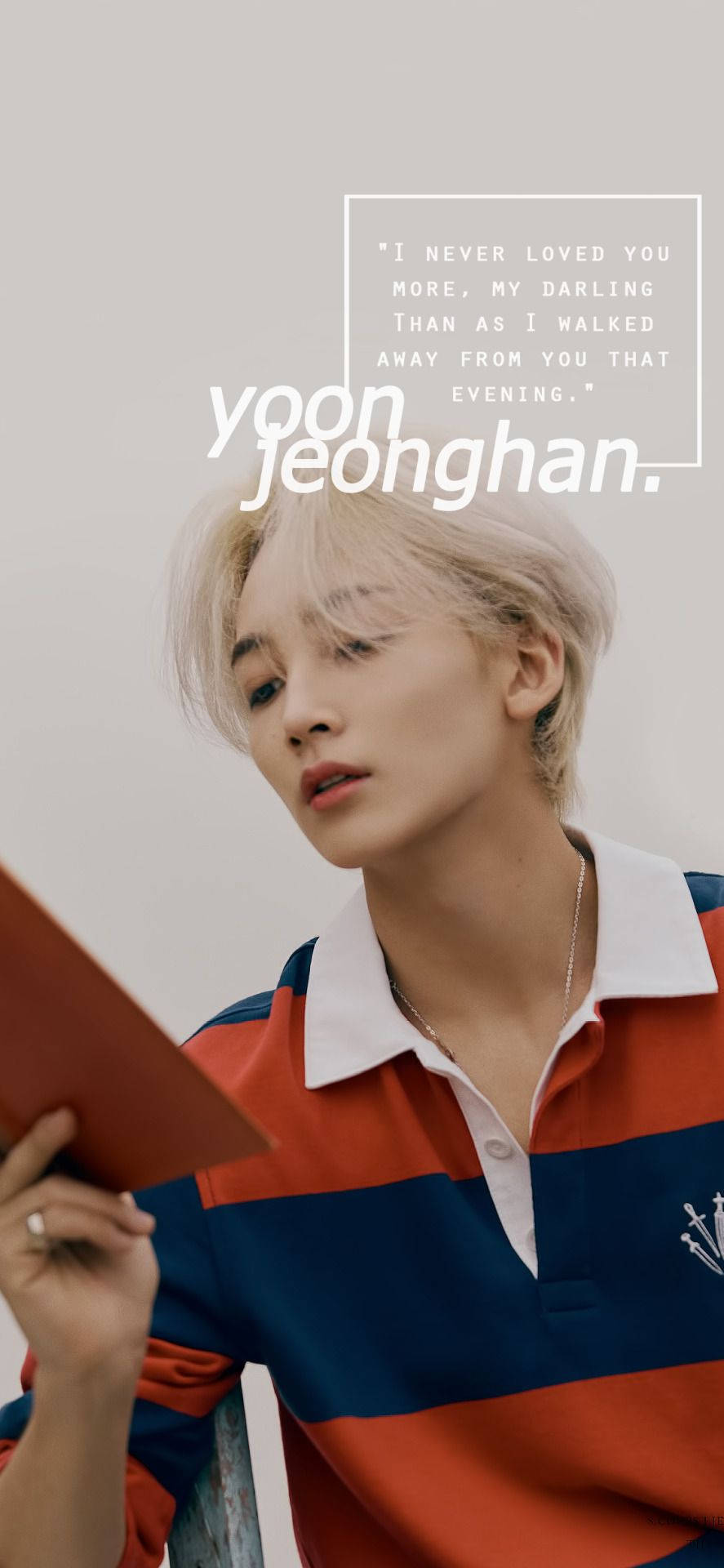 yoon jeonghan 桌布 壁紙 — 一位擁有白金金髮的年輕男子，身穿紅藍條紋Polo衫，在純淺灰色背景上手持一本紅色書籍，並帶有文字疊加。