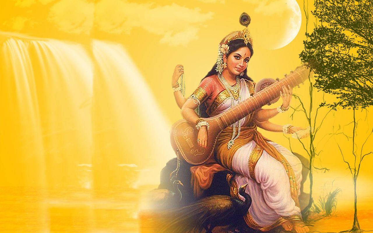 Saraswati Mata 桌布 壁紙 — 一位擁有眾多手臂的神聖女神，在發光的月亮和瀑布下坐在孔雀上彈奏弦樂器。