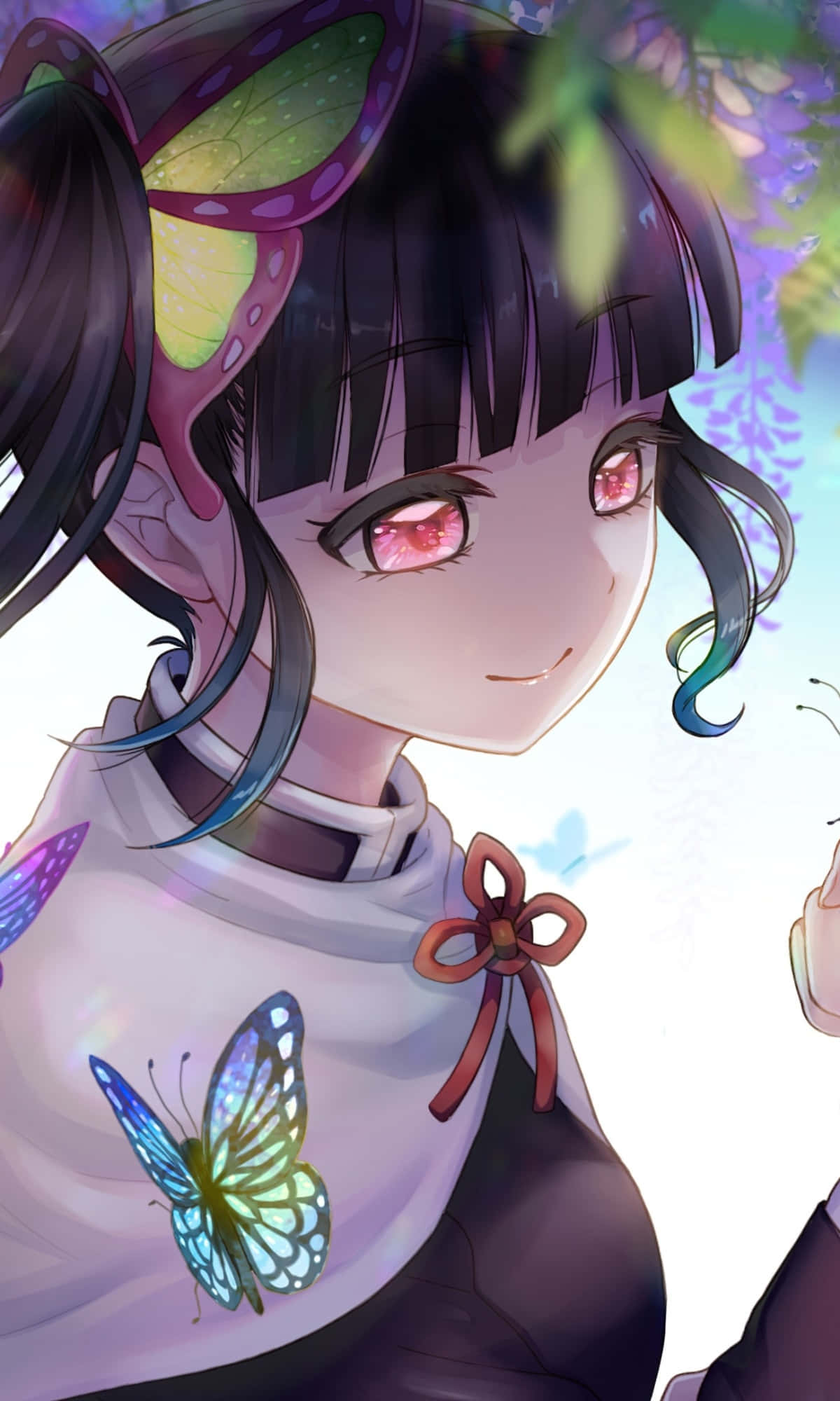 Demon Slayer Kanao 桌布 壁紙 — 一位擁有粉紅色眼睛和蝴蝶主題配飾的開朗動漫女孩，在發光的樹葉中溫柔地微笑。