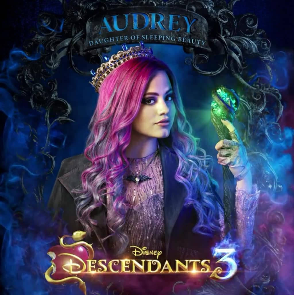 Descendants 桌布 壁紙 — 一位擁有粉紅色頭髮和皇冠的威嚴迪士尼反派，在黑暗華麗的背景中手持發光的綠色球體。