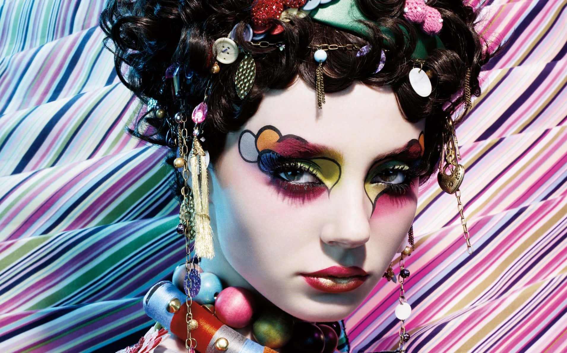 Mac Cosmetics 桌布 壁紙 — 一位擁有精緻彩色化妝和華麗髮飾的女性，背景是充滿活力的條紋。
