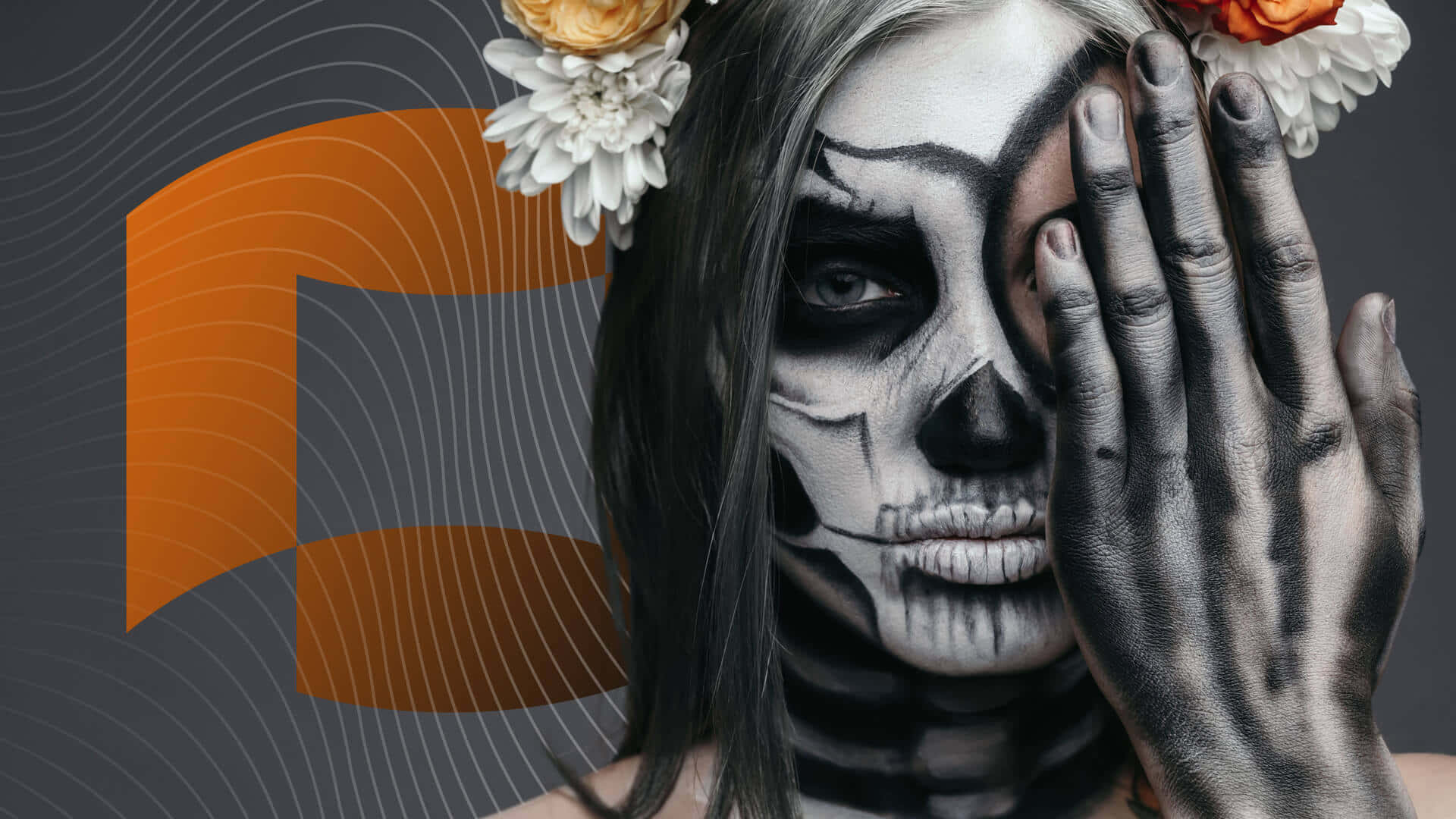 Halloween Makeup 桌布 壁紙 — 一位擁有精緻糖骷髏妝容和花冠的女性，在幾何橙色和灰色背景前，用塗繪的手輕輕遮住臉龐。