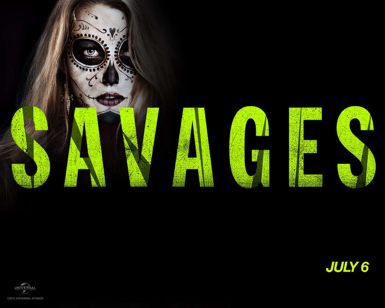 savage 桌布 壁紙 — 一位擁有精緻糖骷髏妝容的女性，在黑色背景上，於大膽的霓虹綠色「SAVAGES」文字後方強烈凝視。