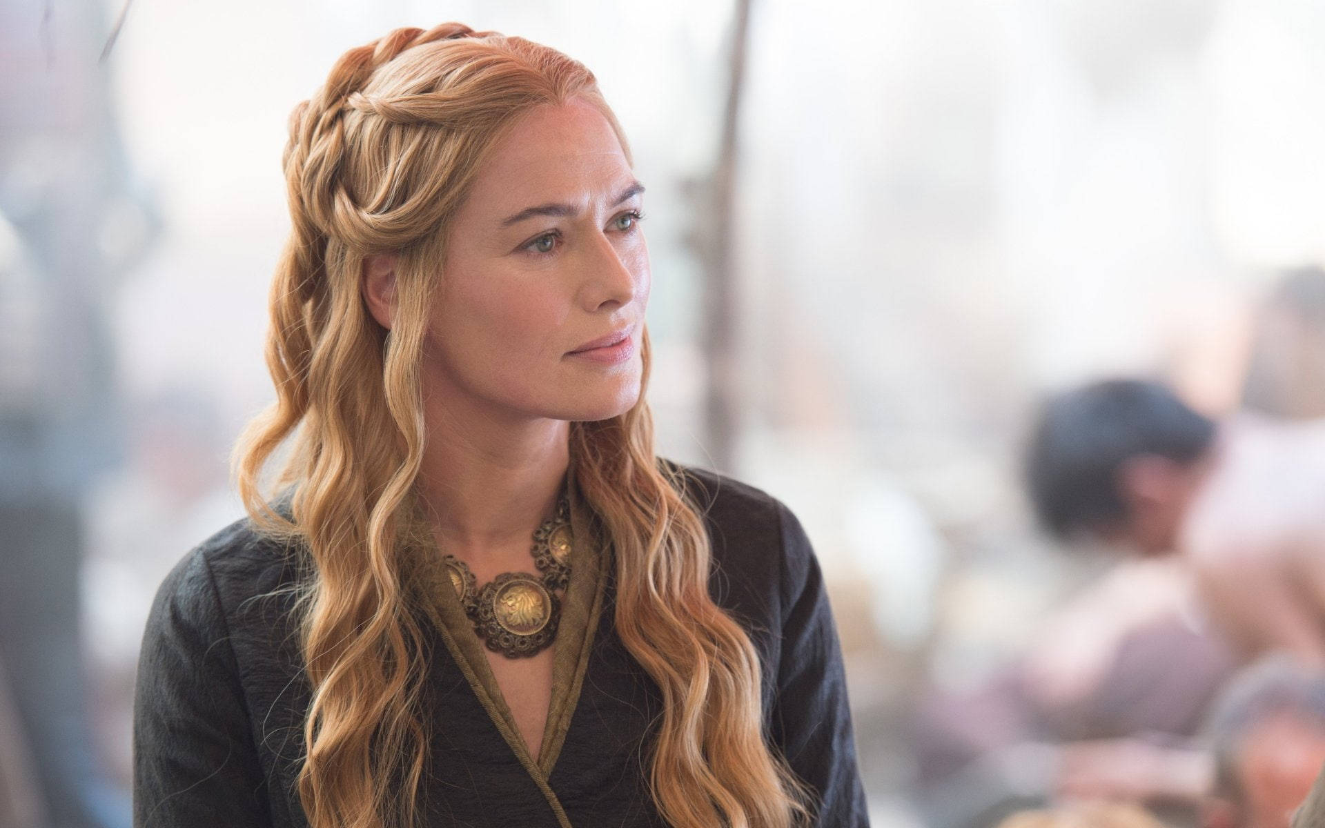 cersei lannister 桌布 壁紙 — 一位擁有精緻辮子金髮和詳細項鍊的女性，在柔和模糊的背景中若有所思地側視。