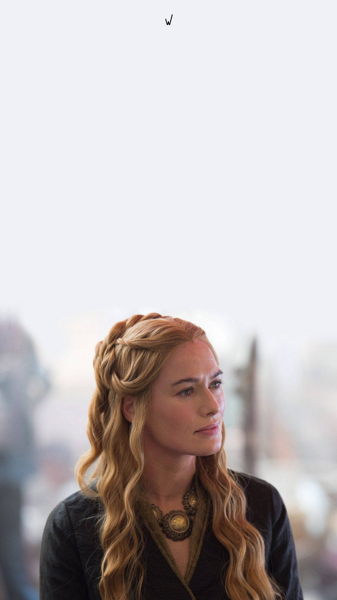 cersei lannister 桌布 壁紙 — 一位擁有精緻辮子金髮的女性，在模糊的城市景觀背景下若有所思地凝視。