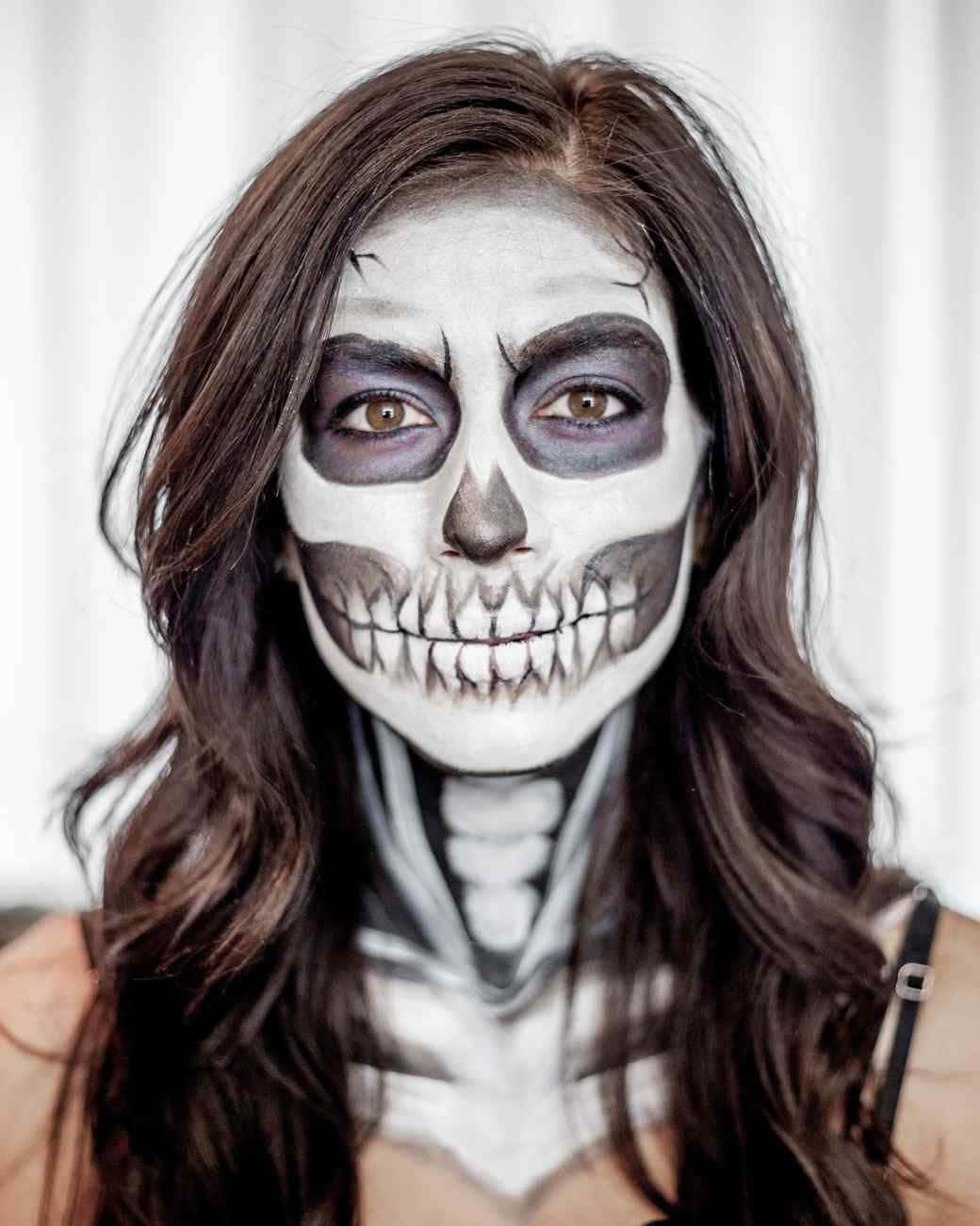Halloween Face Paint 桌布 壁紙 — 一位擁有精緻骷髏妝容和塗繪頸椎的女性，在純白背景下直視鏡頭。