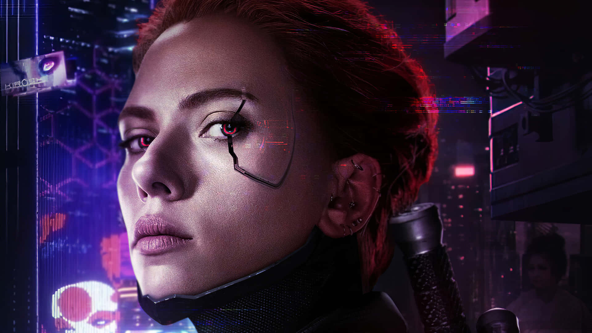 1080p Cyberpunk 2077 桌布 壁紙 — 一位擁有紅色眼睛和臉上數位介面的賽博龐克女性，在霓虹燈點亮的城市景觀中強烈凝視。