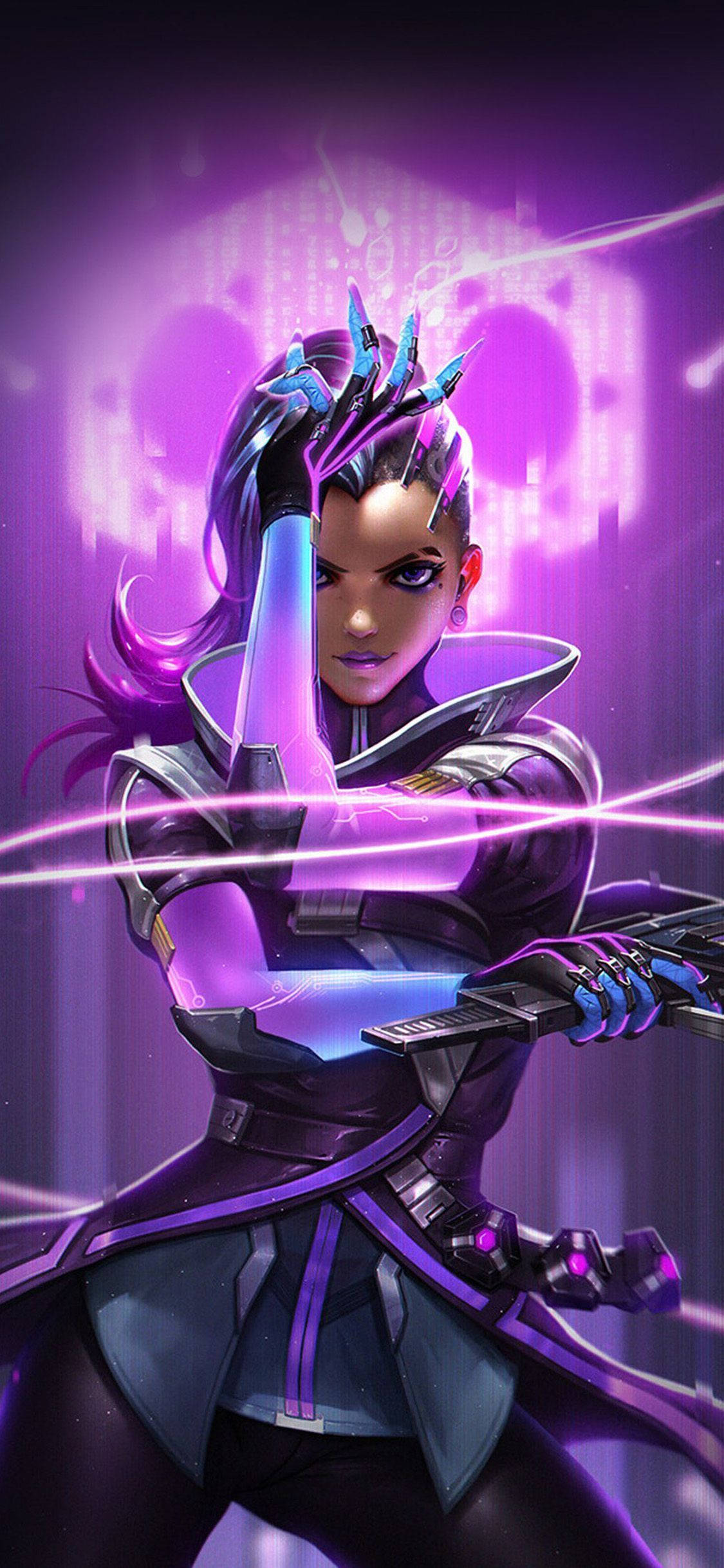 Purple Gaming 桌布 壁紙 — 一位擁有紫色發光頭髮和未來主義盔甲的賽博龐克戰士，在霓虹燈照亮的數位城市景觀中引導能量。