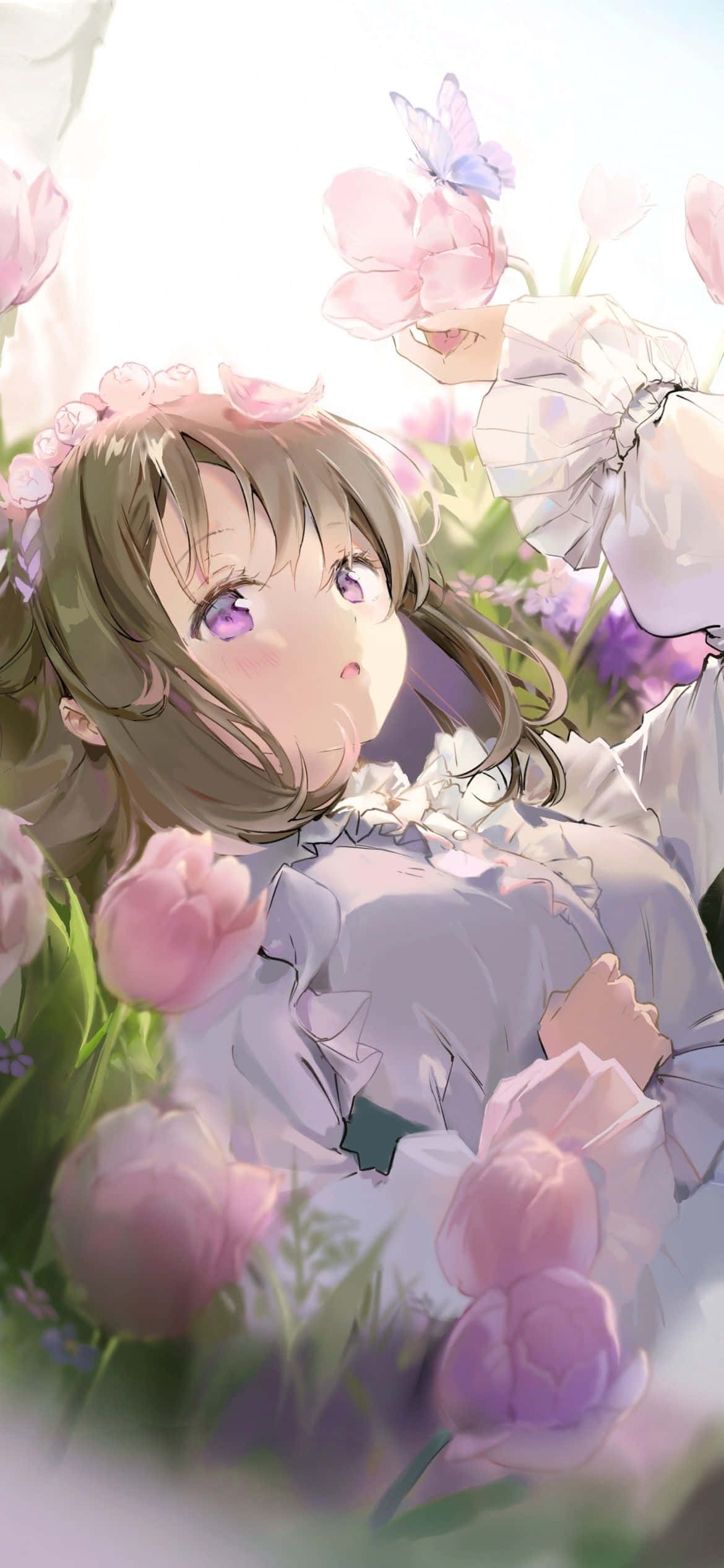 桌布 壁紙 — 一位擁有紫色眼睛和棕色頭髮的年輕動漫女孩躺在粉紅色鬱金香中，蝴蝶在柔和的陽光下在她周圍翩翩起舞。
