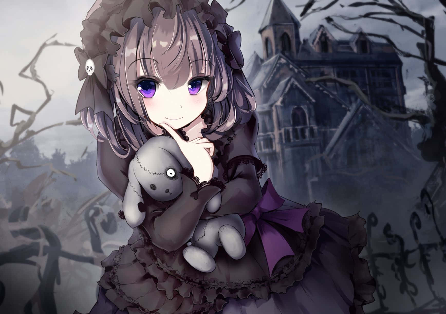 Gothic Anime 桌布 壁紙 — 一位擁有紫色眼睛和深色頭髮的哥德式動漫女孩，在陰暗的天空下，於鬼屋前抱著一個縫製的娃娃。