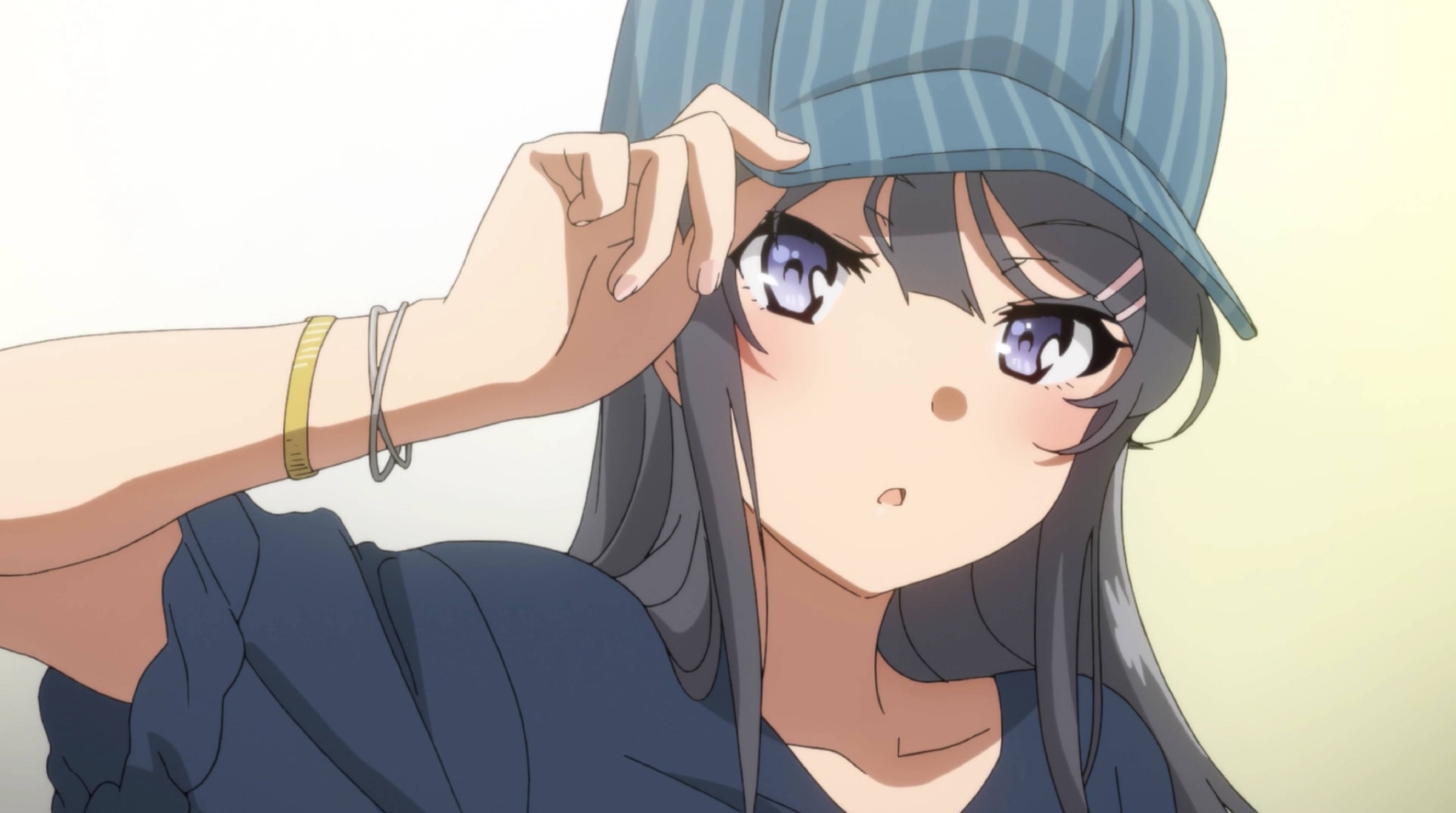 動漫女孩 桌布 壁紙 — 一位擁有紫色眼睛和灰色頭髮的年輕動漫女孩，帶著好奇的表情調整她的藍色條紋帽子。