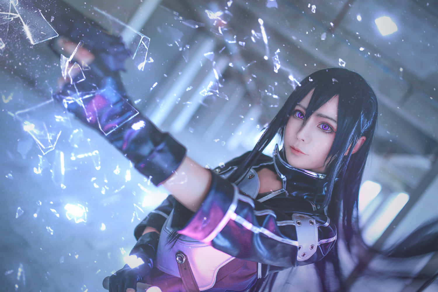 Sword Art Online Cosplay 桌布 壁紙 — 一位擁有紫色眼睛和黑色頭髮的角色扮演者，在未來場景中用發光的手擊碎玻璃。