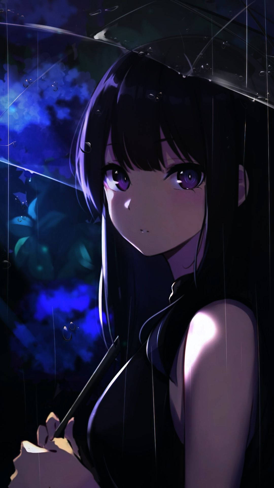 Anime Girl Phone 桌布 壁紙 — 一位擁有紫色眼睛的年輕動漫女孩在雨中撐著傘，背景是發光的藍色夜空。