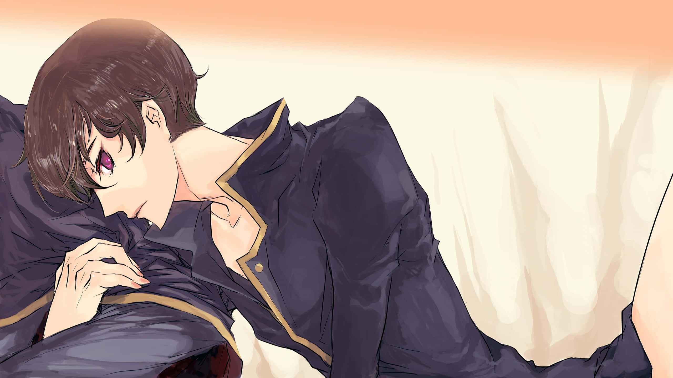 Suzaku Kururugi 桌布 壁紙 — 一位擁有紫色眼睛的年輕動漫男性，穿著帶有金色飾邊的深藍色外套，在床上安詳地休息。