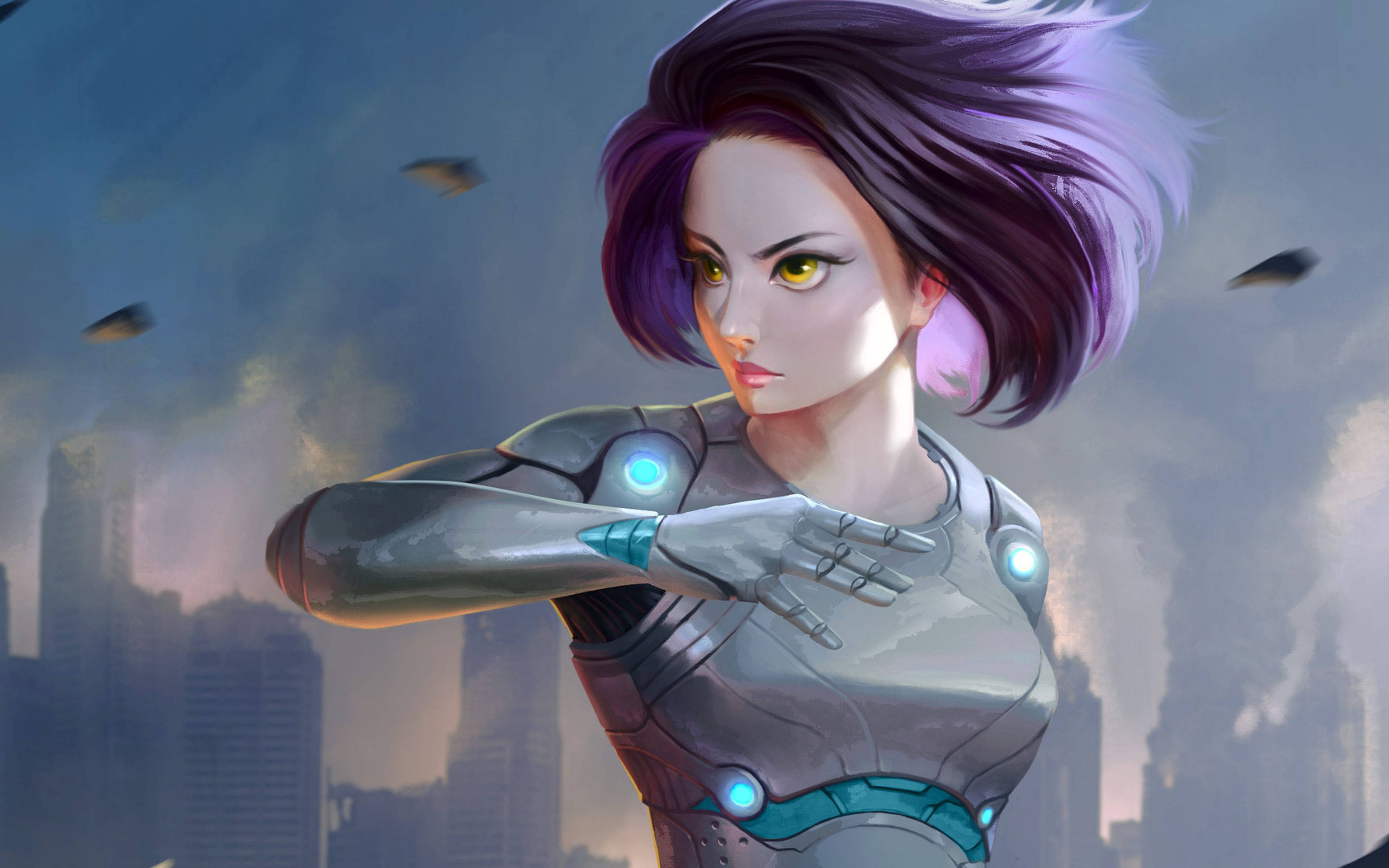 Alita Battle Angel 桌布 壁紙 — 一位擁有紫色頭髮和發光藍色關節的機械化女性，在朦朧的未來城市天際線前擺好姿勢。