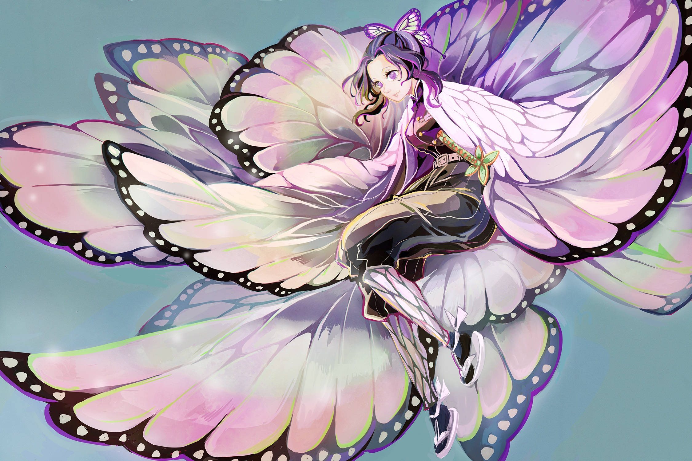 Shinobu 桌布 壁紙 — 一位擁有紫色頭髮和蝴蝶翅膀的年輕動漫女孩，在柔和的藍色背景上優雅地漂浮。