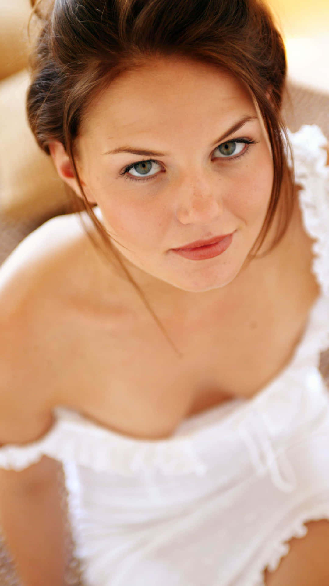 jennifer morrison 桌布 壁紙 — 一位擁有綠色眼睛和棕色頭髮的年輕女性，穿著白色荷葉邊上衣，直視鏡頭。