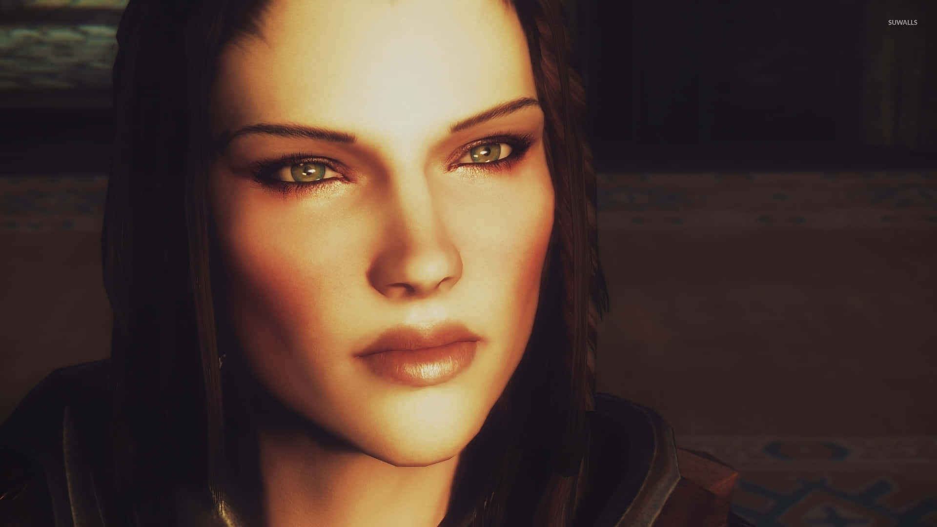 Skyrim Lydia 桌布 壁紙 — 一位擁有綠色眼睛和深色頭髮的女性特寫，在昏暗的環境中被溫暖的金色光線照亮。
