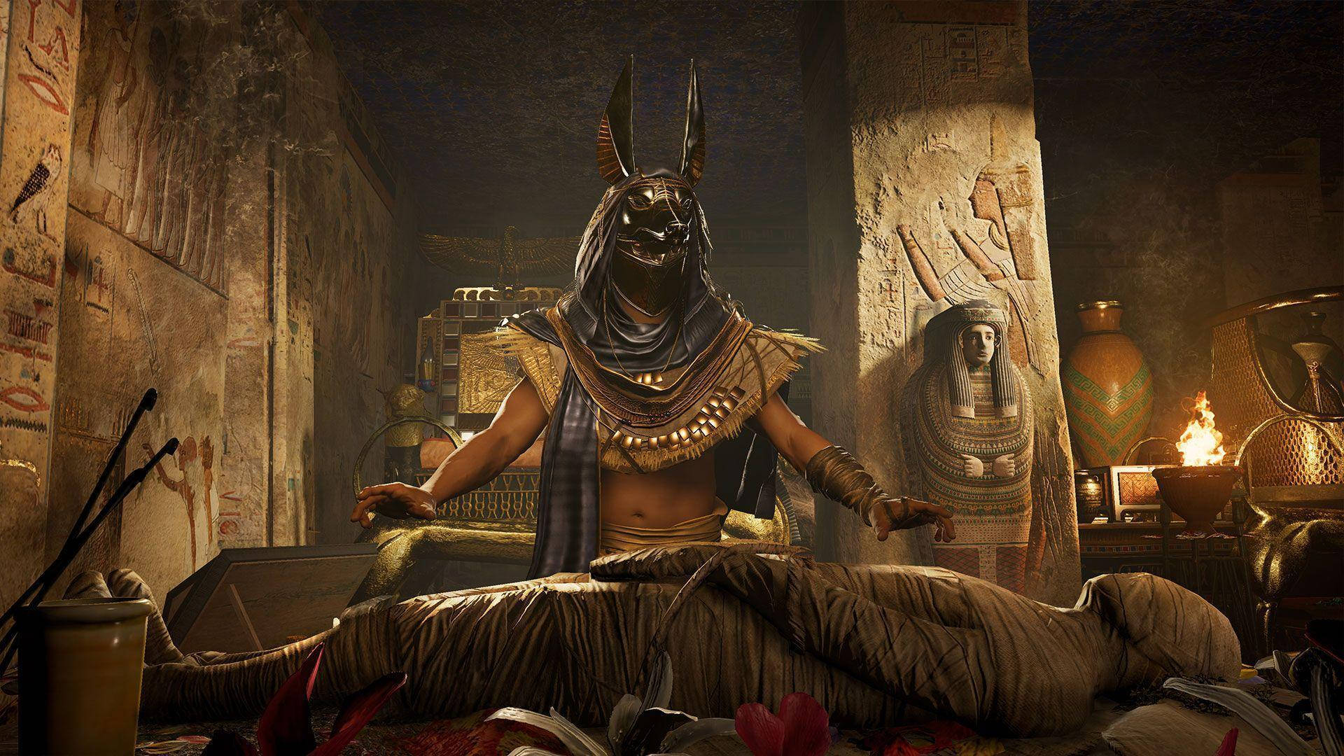 高清 桌布 壁紙 — 一位擁有胡狼頭的古代埃及神祇坐在一具木乃伊化的屍體上，位於一座裝飾著象形文字和搖曳火炬光線的昏暗神廟中。