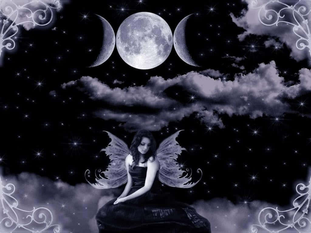 Evil Fairy 桌布 壁紙 — 一位擁有華麗翅膀的仙女坐在雲端上，下方是三個月亮和閃爍星星的天體展示。