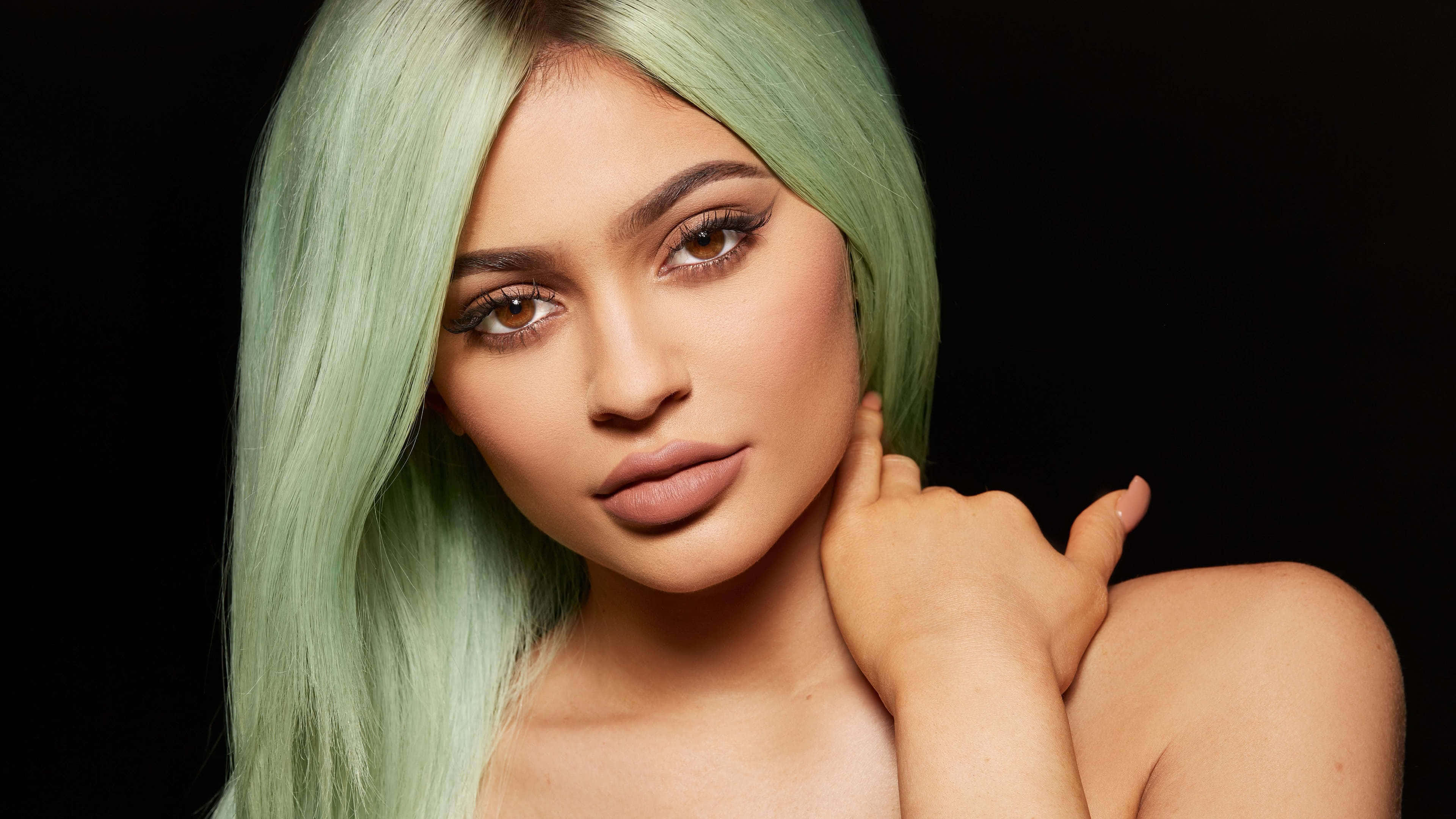 Kylie Jenner 4K 桌布 壁紙 — 一位擁有薄荷綠髮的女性在黑色背景前直視鏡頭。