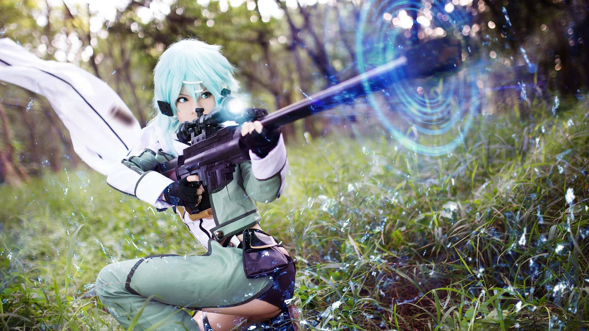 Sword Art Online Cosplay 桌布 壁紙 — 一位擁有薄荷綠髮色和白色斗篷的角色扮演者在陽光明媚的森林中，伴隨著發光的藍色能量效果，瞄準步槍。