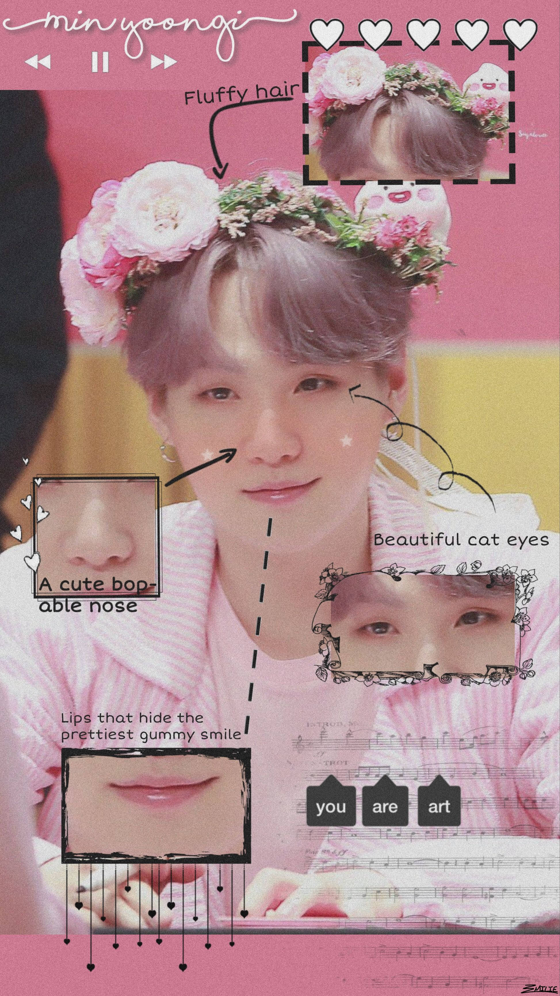 Cute Bts 桌布 壁紙 — 一位擁有薰衣草色頭髮和花冠的年輕男子，在帶有音符和標籤特寫的粉紅色背景上溫柔地微笑。