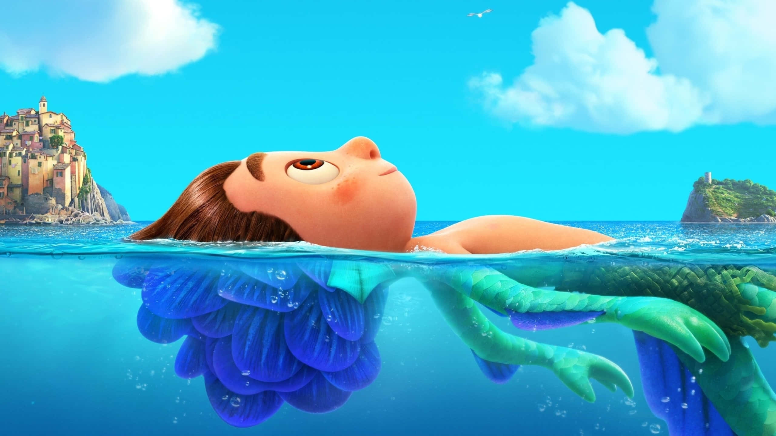Disney Character 桌布 壁紙 — 一位擁有藍色尾巴的年輕美人魚在明亮的藍天下，平靜地漂浮在懸崖村莊附近的海面上。