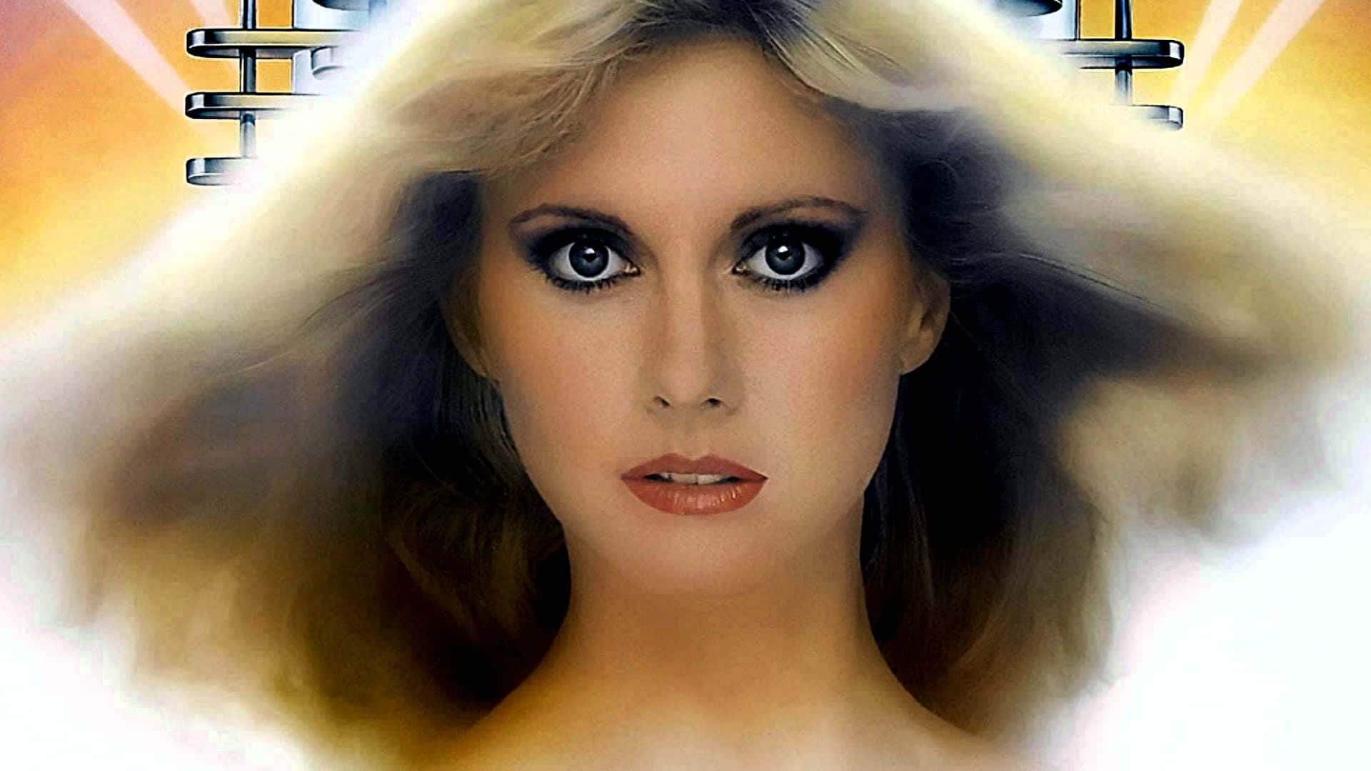 Celebrity 桌布 壁紙 — 一位擁有豐盈金髮和大膽妝容的迷人女性，在帶有金屬螺旋元素的璀璨金色背景下強烈凝視。
