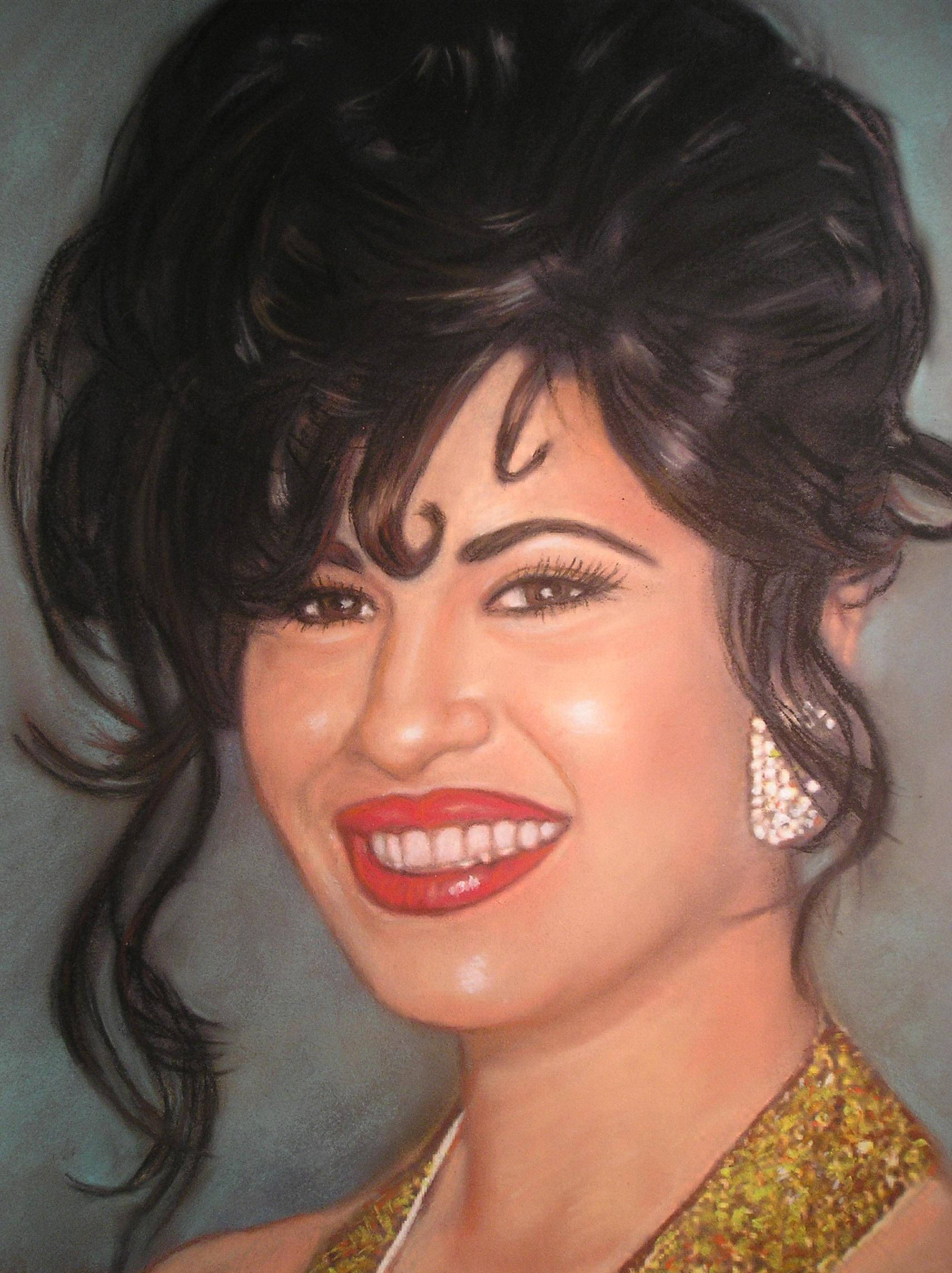 Selena Quintanilla 桌布 壁紙 — 一位擁有豐盈黑髮和大膽紅唇的迷人女性，穿著閃閃發光的金色上衣，笑容燦爛。