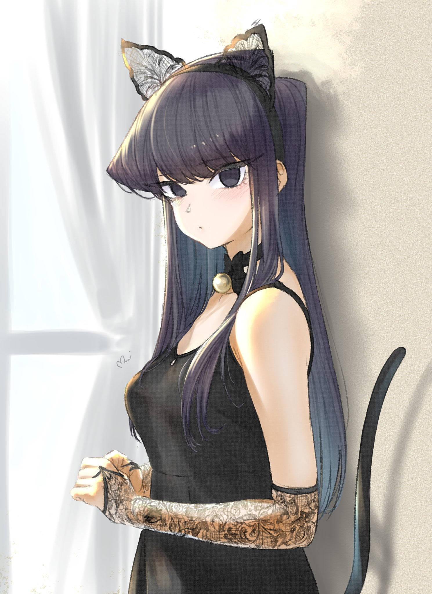 neko 桌布 壁紙 — 一位擁有貓耳、紫色頭髮和刺青的動漫女孩，在柔和日光中靠著牆。