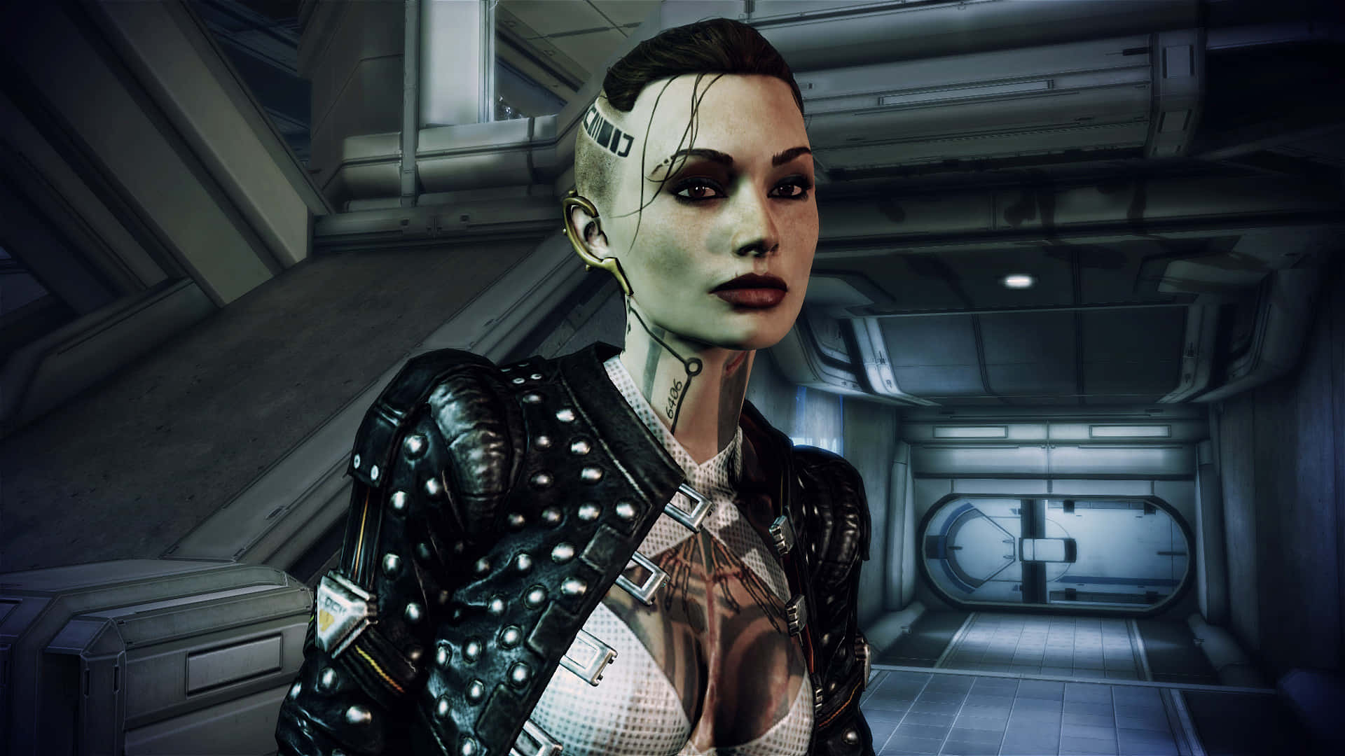 Mass Effect Jack 桌布 壁紙 — 一位擁有賽博格強化功能的賽博龐克女性站在燈光昏暗的未來太空船走廊中。