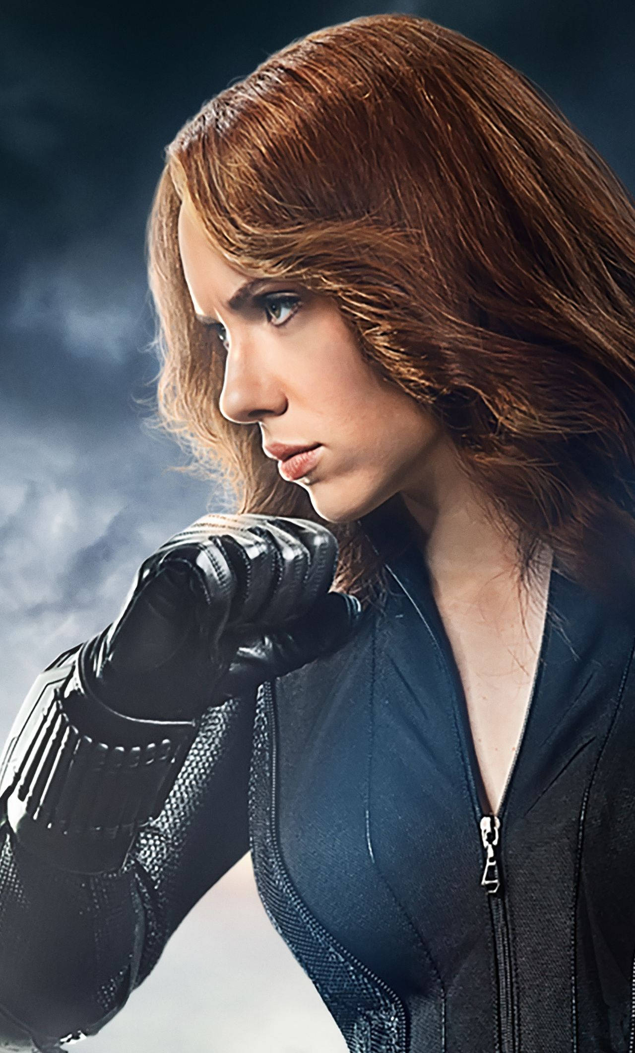 Scarlett Johansson Black Widow 桌布 壁紙 — 一位擁有赤褐色頭髮、身穿黑色戰術裝備的兇猛女子，在暴風雨的天空背景下凝視著。