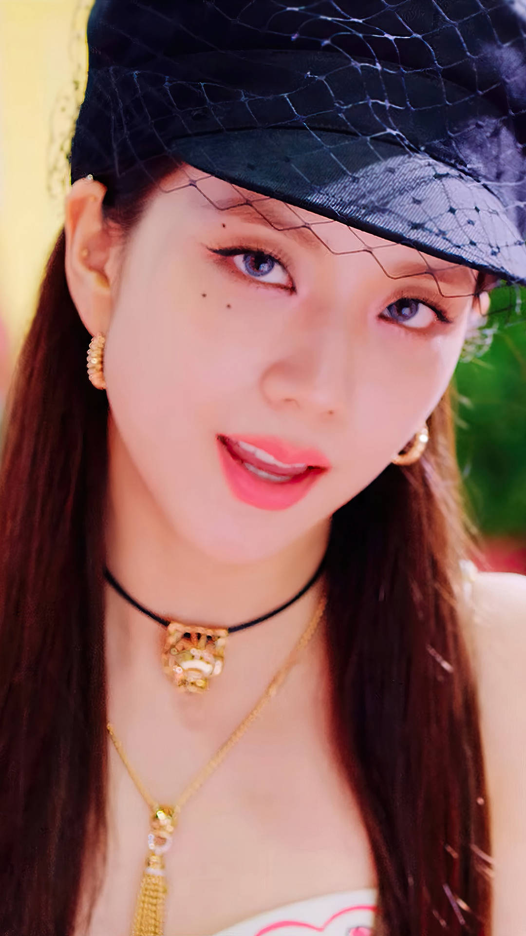jisoo 可愛 桌布 壁紙 — 一位擁有迷人藍眼睛的女性，戴著黑色網狀帽子和金色珠寶，在柔和模糊的背景下的特寫肖像。