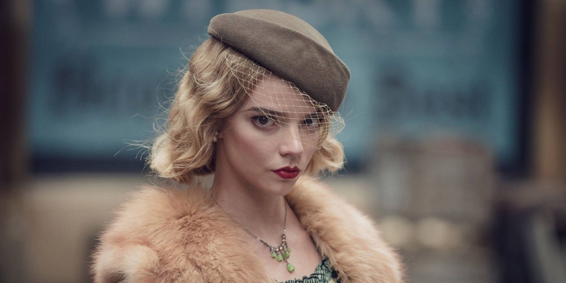 穿著復古服裝、戴著貝雷帽和毛領的女性直視觀眾。 — Peaky Blinders 壁紙