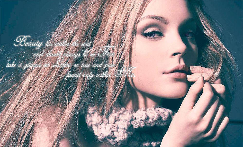jessica stam 桌布 壁紙 — 一位擁有金色長髮和厚實針織圍巾的女性，在深藍色背景上帶有詩意文字疊加，手靠近嘴唇，若有所思地凝視著。