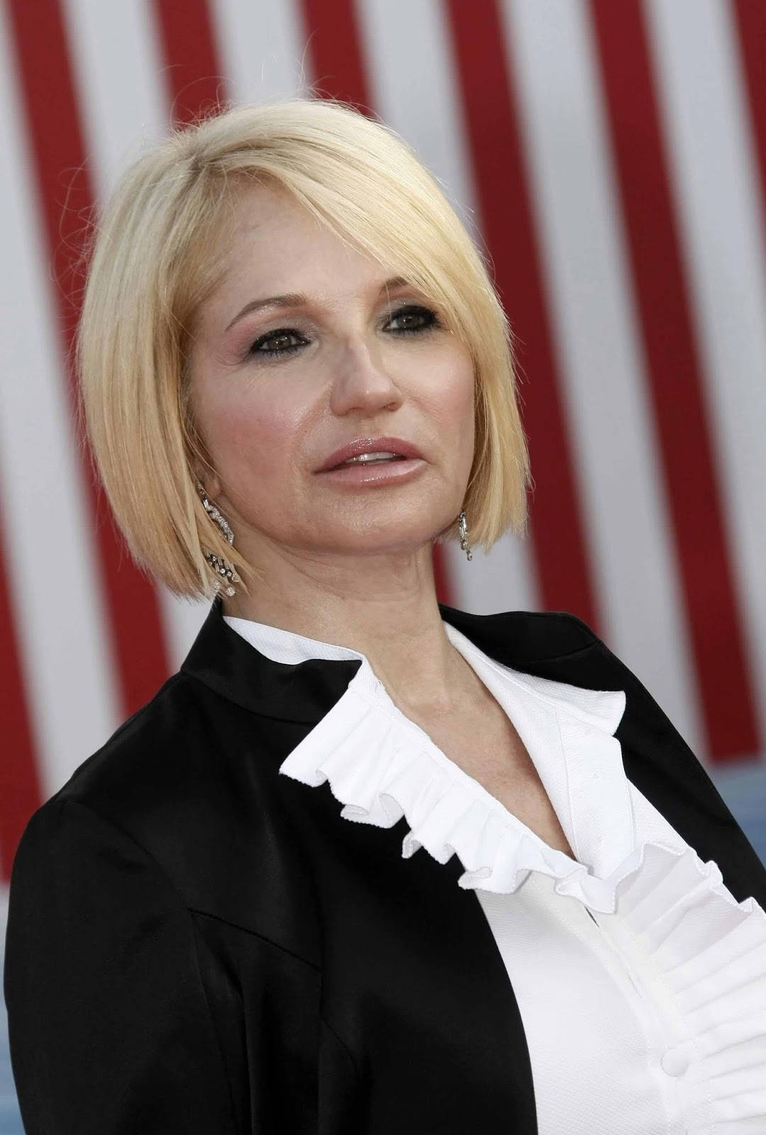 Celebrity 桌布 壁紙 — 一位擁有金色鮑伯頭、穿著優雅黑白服飾的女性，站在紅白條紋背景前。