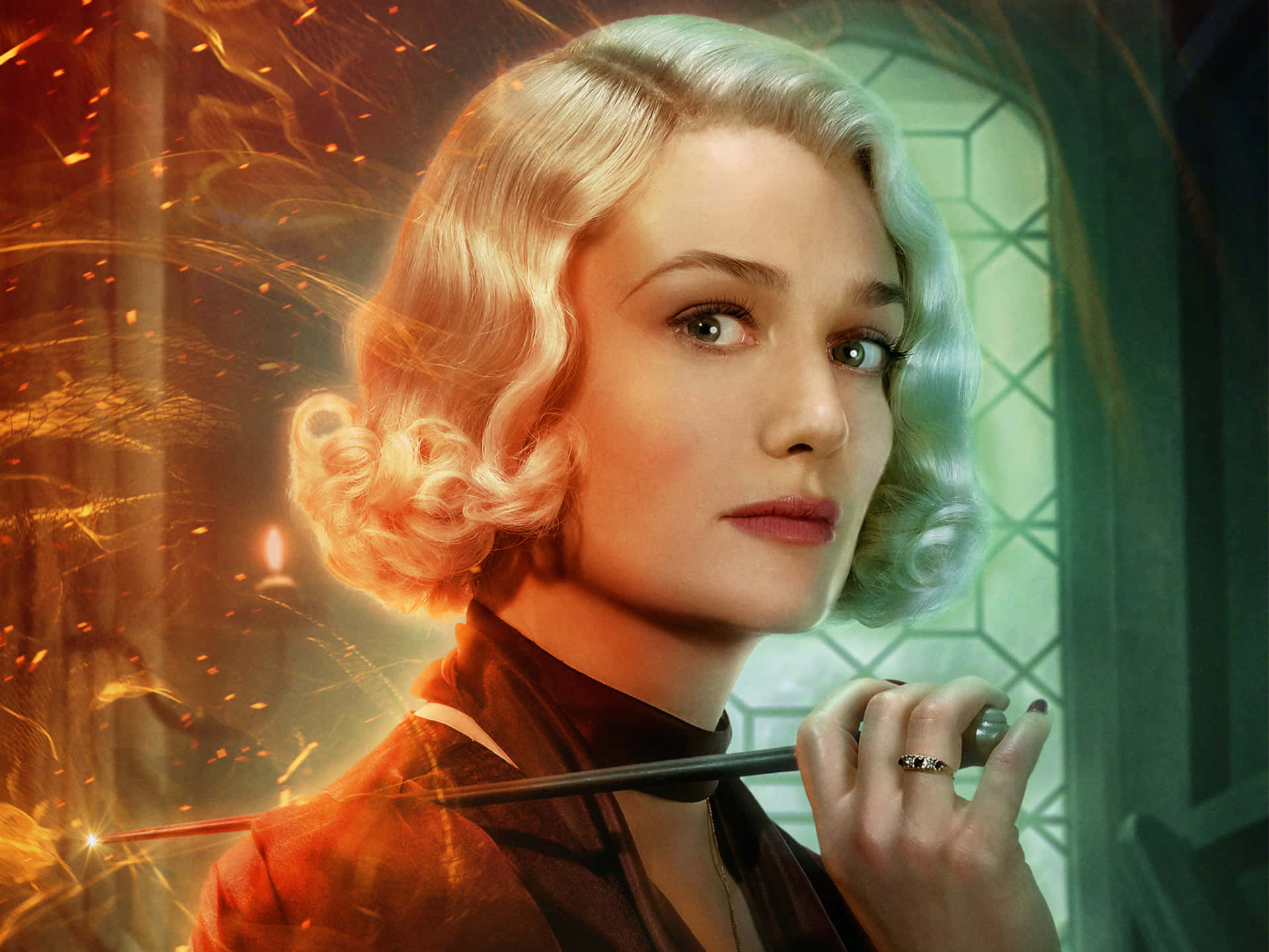 Fantastic Beasts 桌布 壁紙 — 一位擁有鉑金色捲髮的女性手持魔杖，魔法火花在溫暖明亮的房間中圍繞她飛舞。