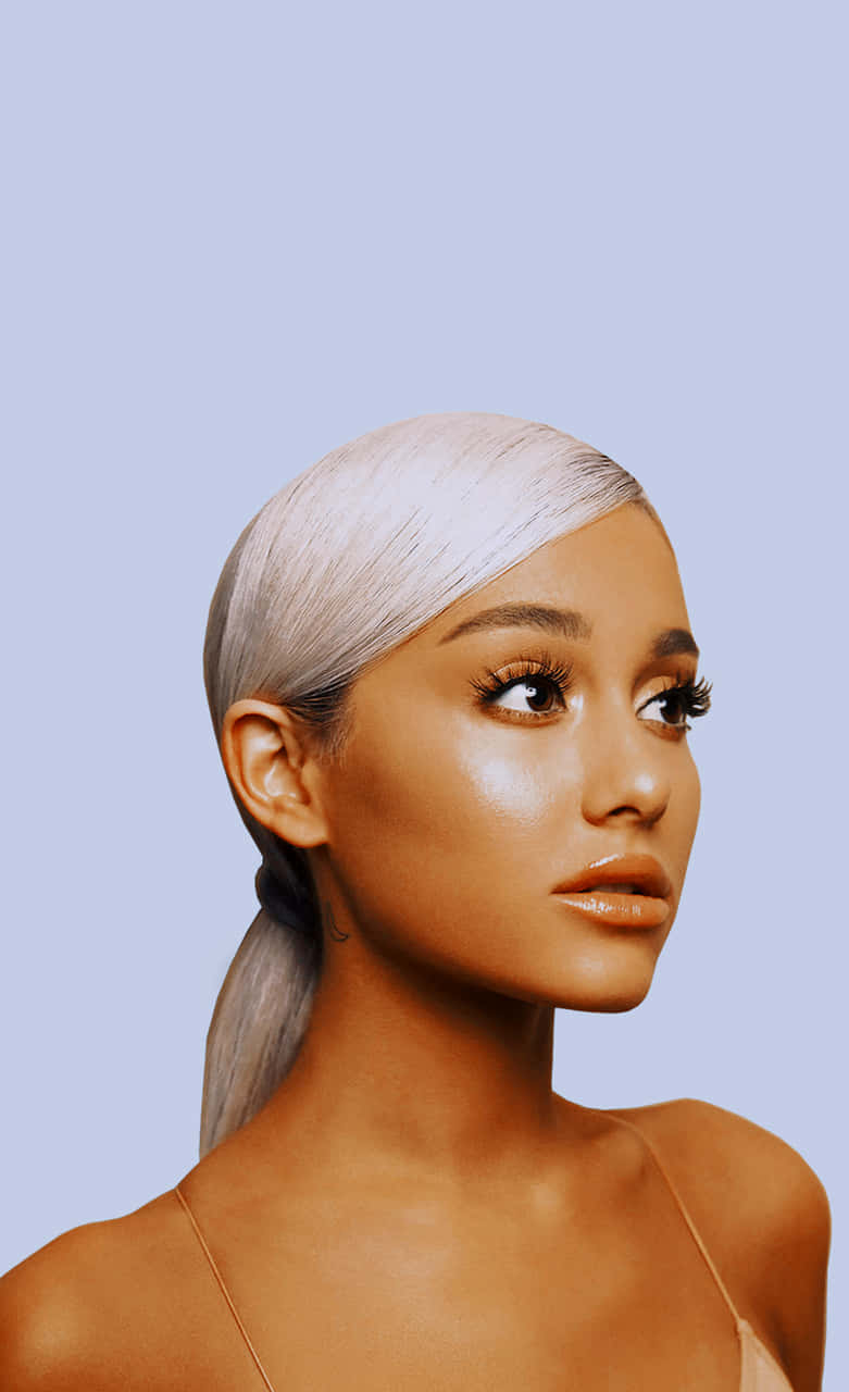 Ariana Grande Aesthetic 桌布 壁紙 — 一位擁有鉑金色頭髮、梳著光滑馬尾的女性，在柔和的薰衣草背景下若有所思地凝視。