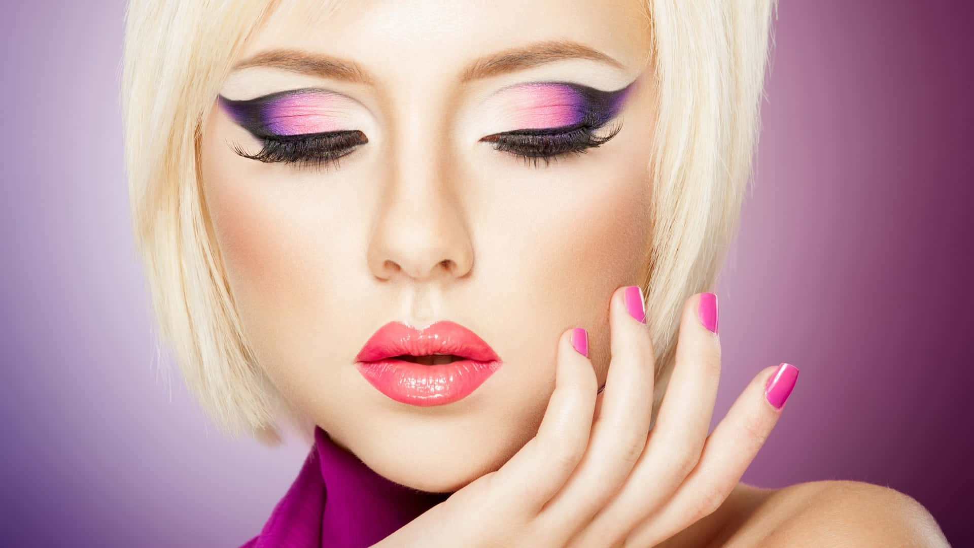 Pink Makeup 桌布 壁紙 — 一位擁有鉑金色頭髮和大膽粉紫色眼線的女性，輕輕地將臉頰貼在柔和的紫色背景上。