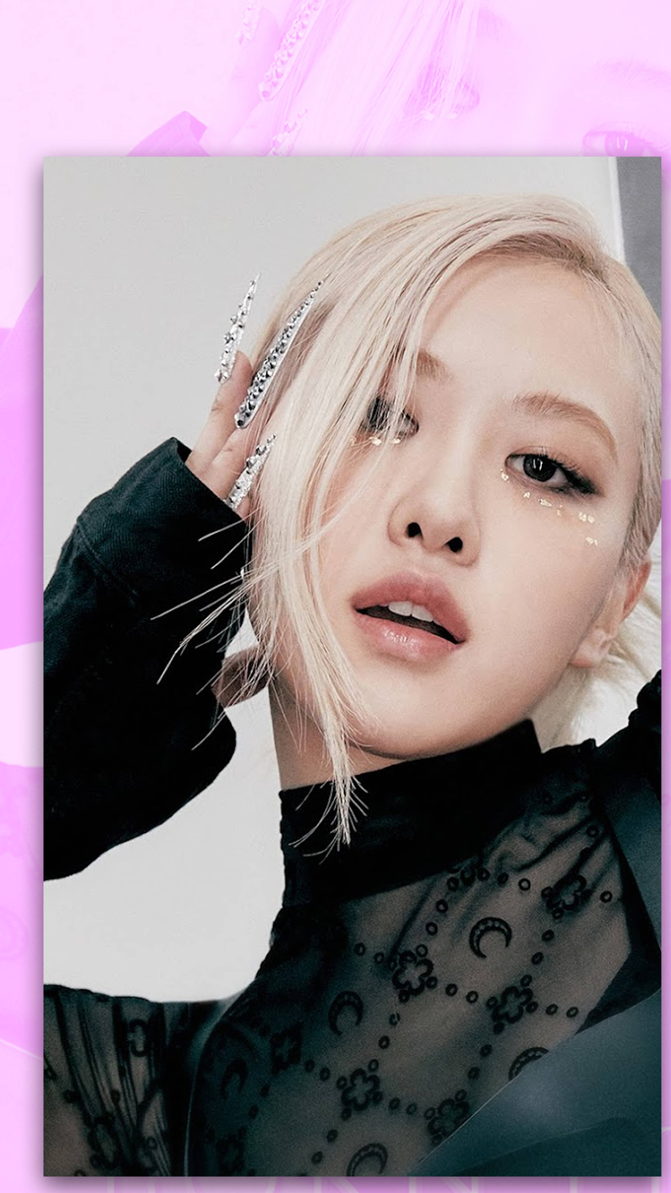Rose Blackpink 桌布 壁紙 — 一位擁有鉑金色頭髮和閃亮眼妝的女性，身穿帶有月亮圖案的黑色薄紗上衣的特寫肖像。