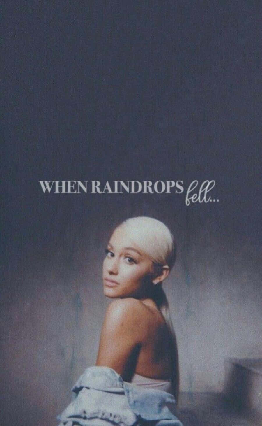Aesthetic Ariana Grande 桌布 壁紙 — 一位擁有鉑金色頭髮的女性在陰鬱的灰色背景上，白色文字寫著「WHEN RAINDROPS fell...」，她回頭凝視。