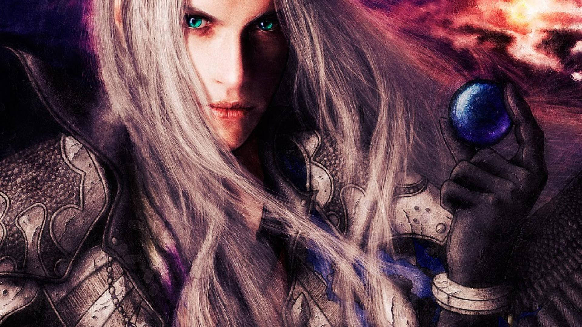 Sephiroth 桌布 壁紙 — 一位擁有銀色長髮和發光綠色眼睛的奇幻戰士，在熾熱的日落天空下手持發光的藍色球體。